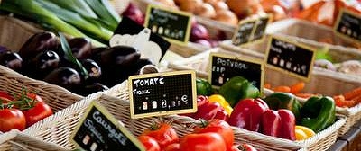 Bauernmarkt mit frischen Bio-Spezialitäten aus der Region Wochenmarkt